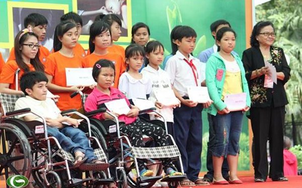 ໜູນຊ່ວຍ, ຮ່ວມເດີນທາງ ພ້ອມກັບບັນດາຜູ້ປະສົບ ເຄາະຮ້ານຈາກທາດຜິດສີສົ້ມຢູ່ກວາງນາມ